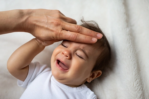 嬰幼兒體溫升高的原因，排除衣服穿太多、室內悶熱等物理性原因外，就要注意可能是寶寶發燒所致