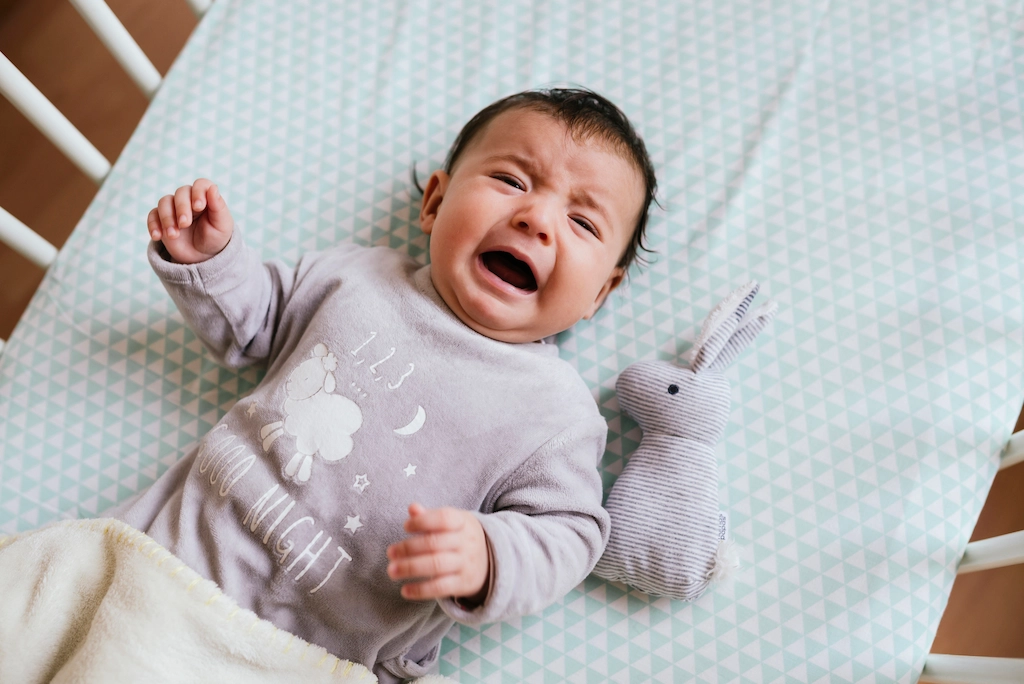 若寶寶喝奶後過一陣子，開始哭鬧、嘴巴不停地動，很可能就是沒有吃飽