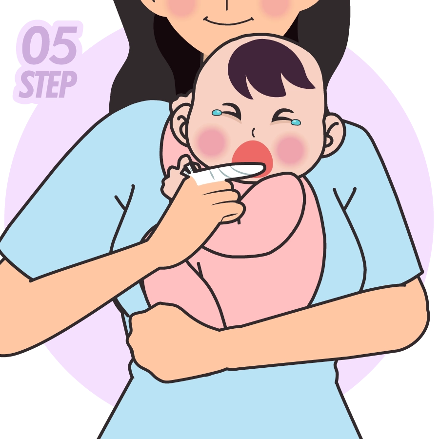 待寶寶吐奶情況緩和後，使用紗布浸濕溫開水，擦拭寶寶的口腔內外
