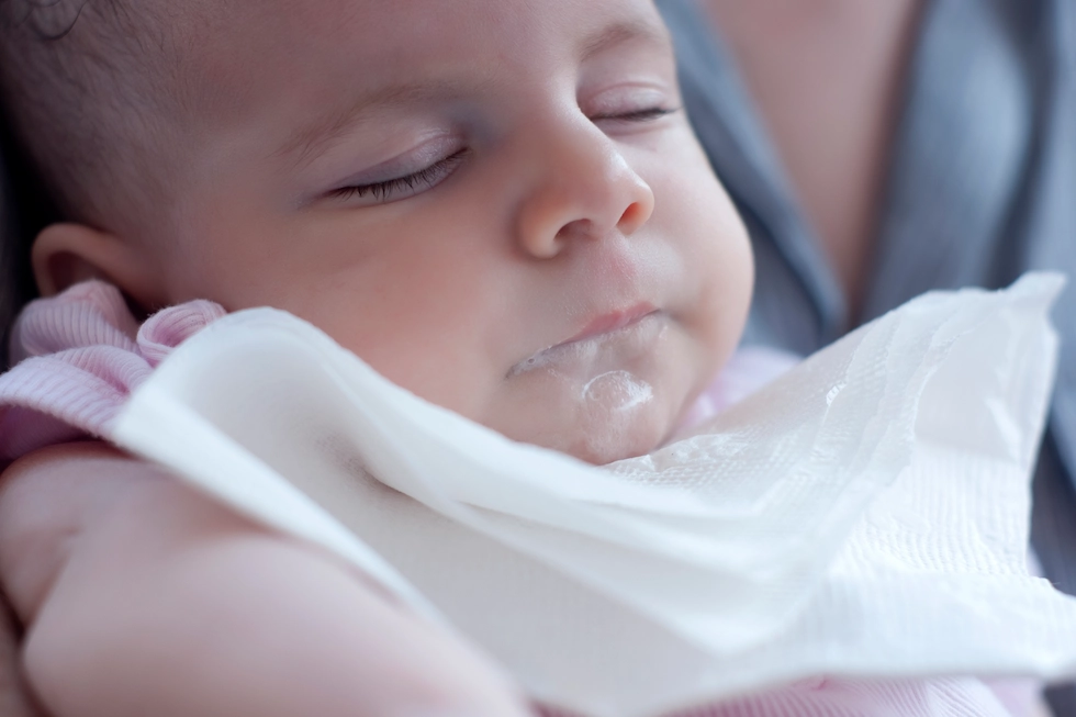 寶寶溢奶吐奶時，爸媽常會擔心好不容易喝下去的奶水，又被寶寶吐出來。