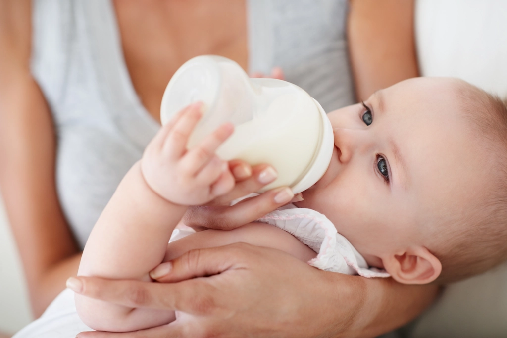 寶寶喝完奶後，建議要幫寶寶拍嗝，將體內過多氣體排除